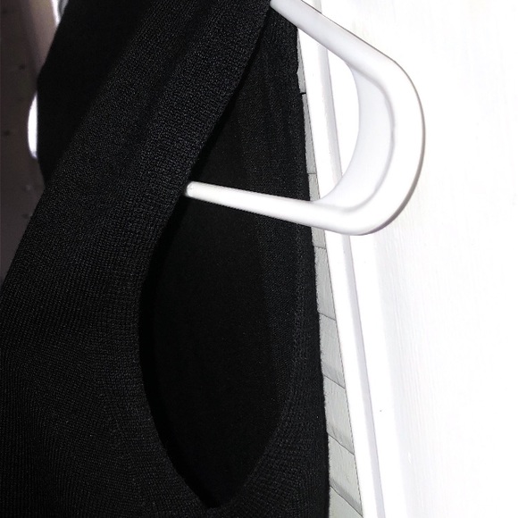 Black Turtleneck Sleeveless Top - Picture 2 of 3